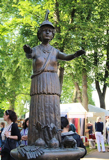 Die Leitfigur für Wirtschaft und Kunst in Jülich: Minerva wacht über den Kunsthandwerkerinnen-Markt.